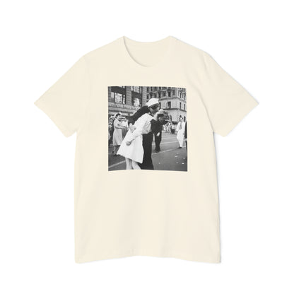 'Kissing the War Goodbye' Photo T-Shirt (Jorgensen, 1945) | Made in USA