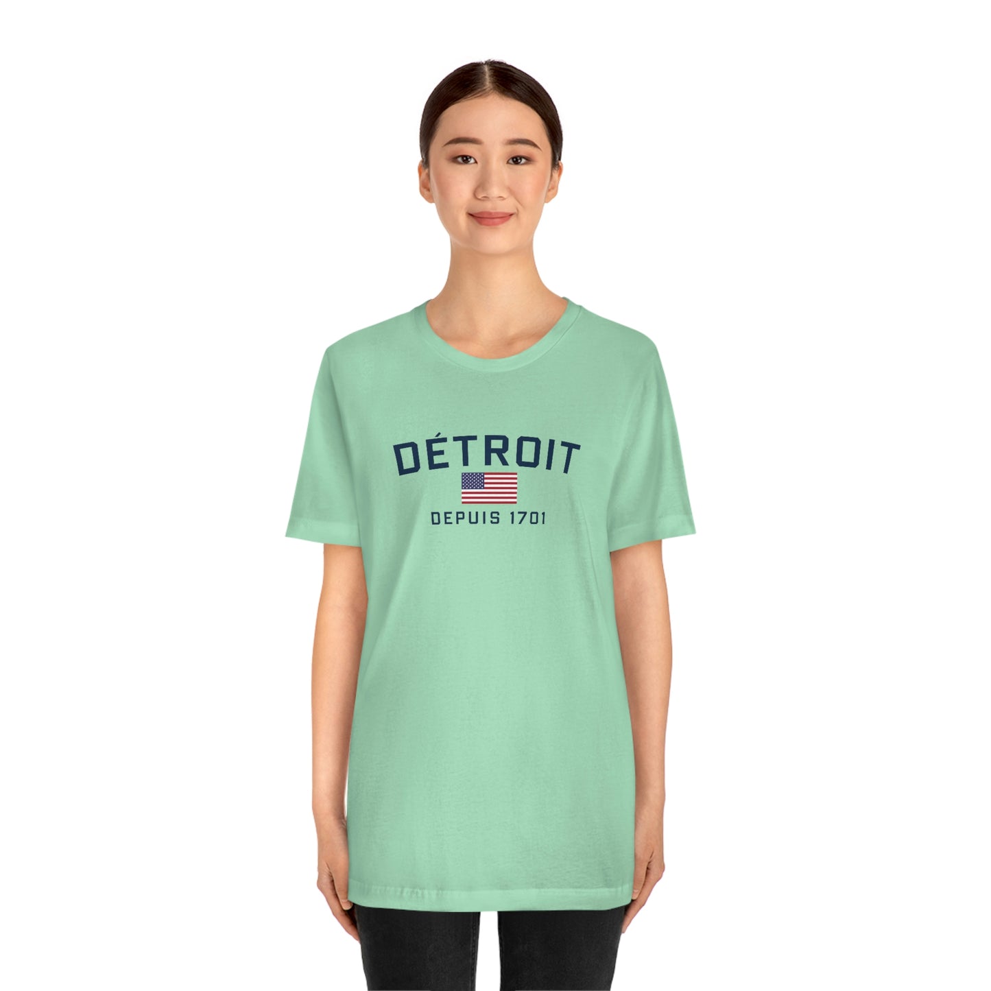 'Détroit Depuis 1701' T-Shirt (w/USA Flag Outline) | Unisex Standard Fit